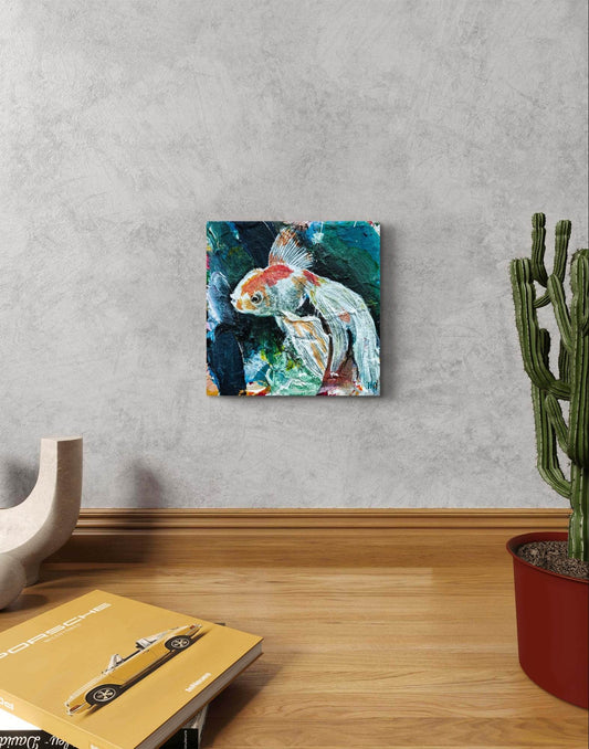 Expressiv-realistisches Gemälde Goldfisch II – handgemaltes Original Acrylbild (10 x 10 cm) auf Leinwand von H1Z ART in lebendiger Atmosphäre