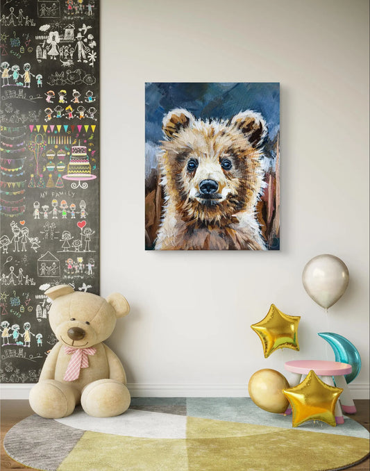 Acrylgemälde Teddy-Bär in der Mitte eines modernen Kinderzimmers neben Kreidetafel und Plüschtier.