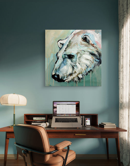Acrylgemälde Eisbär über einem braunen Schreibtisch im Arbeitszimmer mit blau-grüner Wand.