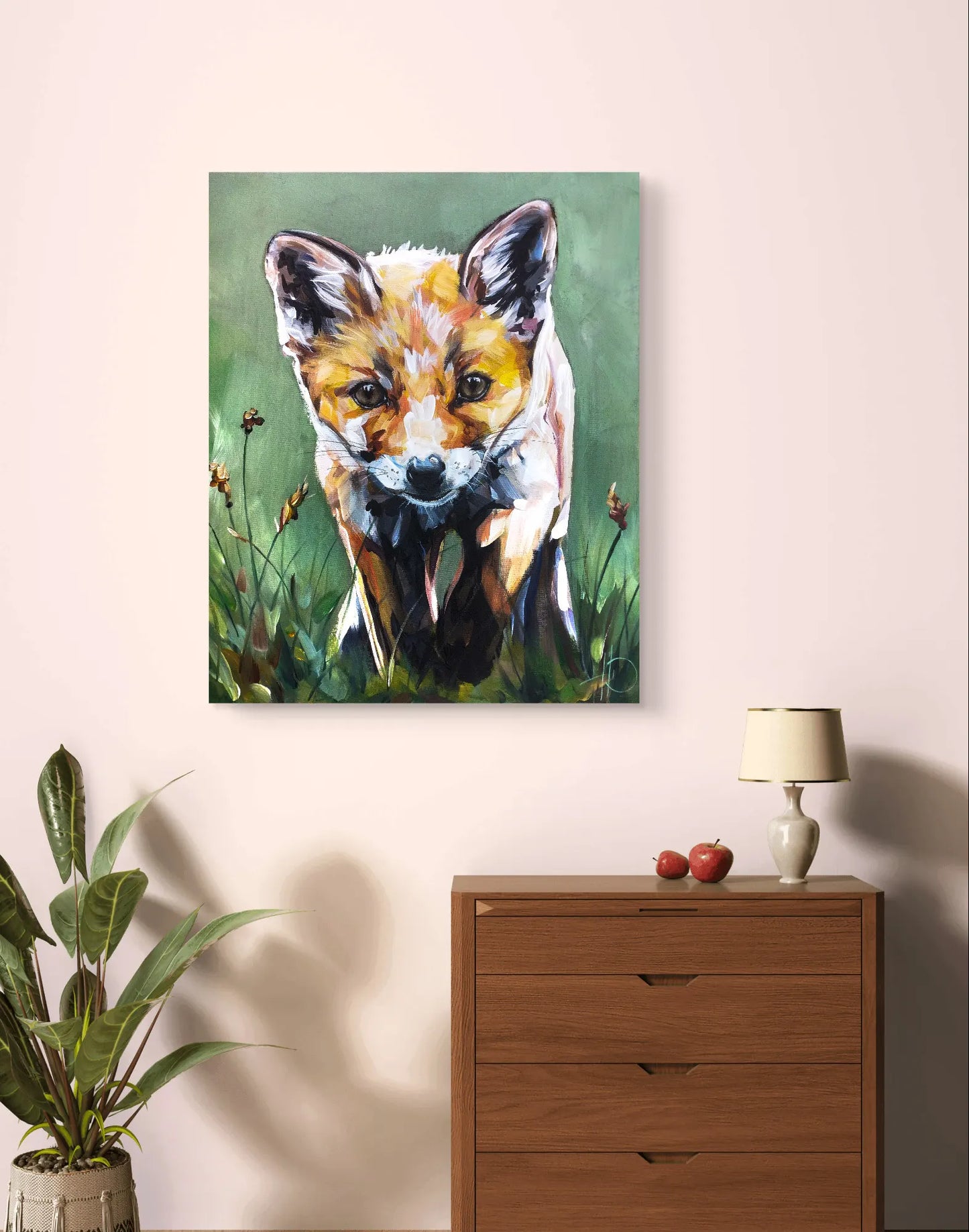 Acrylgemälde Fuchs in der Wiese hängt über brauner Kommode mit Tischlampe an pastellfarbener Wand