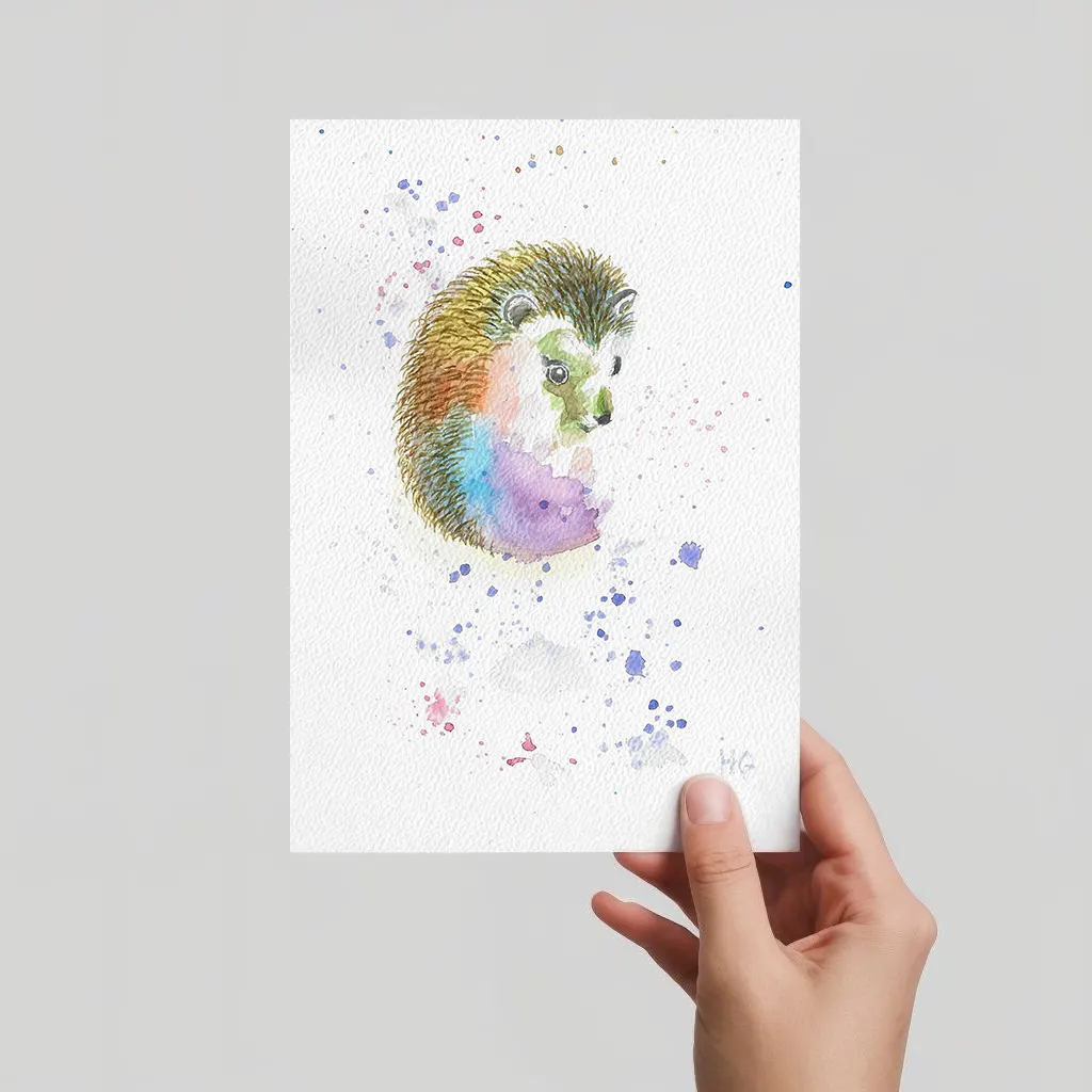 Aquarell Postkarte bunter Igel zusammengerollt, handgemalt, expressive Malweise mit kräftigen Farben.
