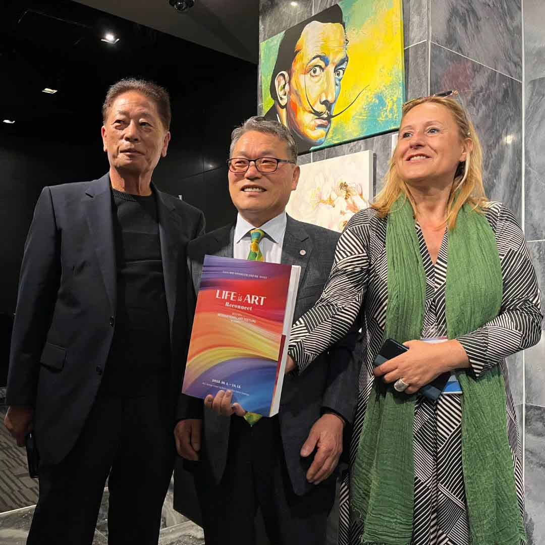 Ausstellung in Haegeumgang Theme Museum, Süd Korea. Life ist ART. MIt Salvador Dalí Gemälde im Hintergrund