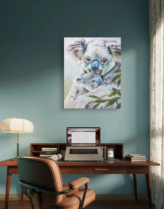 Acrylgemälde Koala-Mutter mit Jungtier über dunklem Schreibtisch mit Laptop im modern-dunkelblauen Büro.