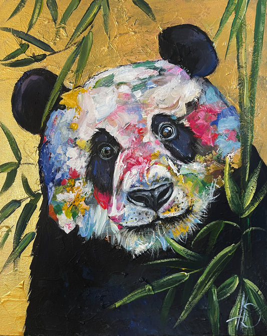 Abstraktes Panda-Porträt in kräftigen Farben mit Bambusblättern und strukturierter Goldfläche.