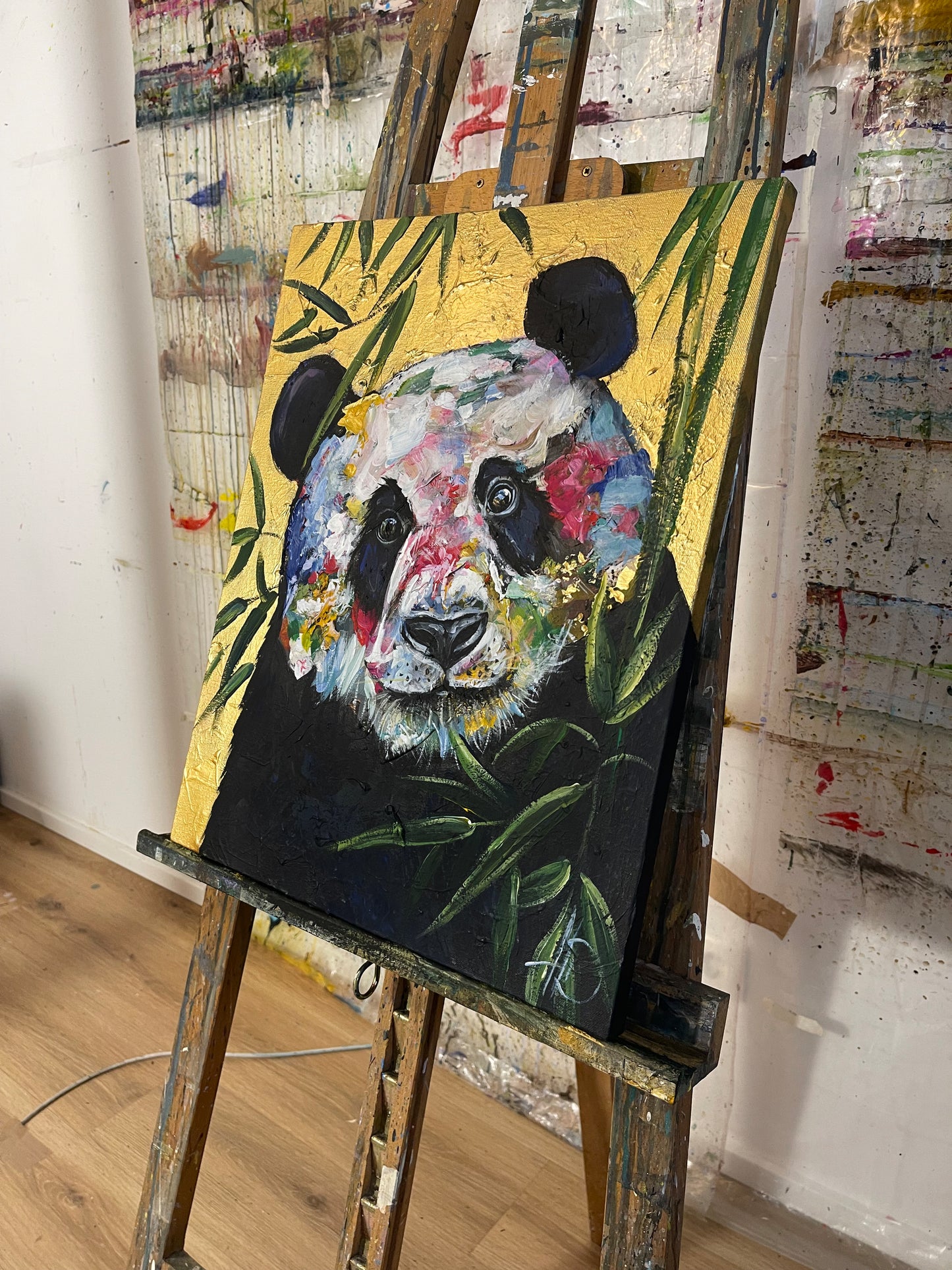 Modernes Tiergemälde eines Pandas auf Goldgrund, expressive Acrylkunst mit lebendigen Farben und Bambusmotiv.