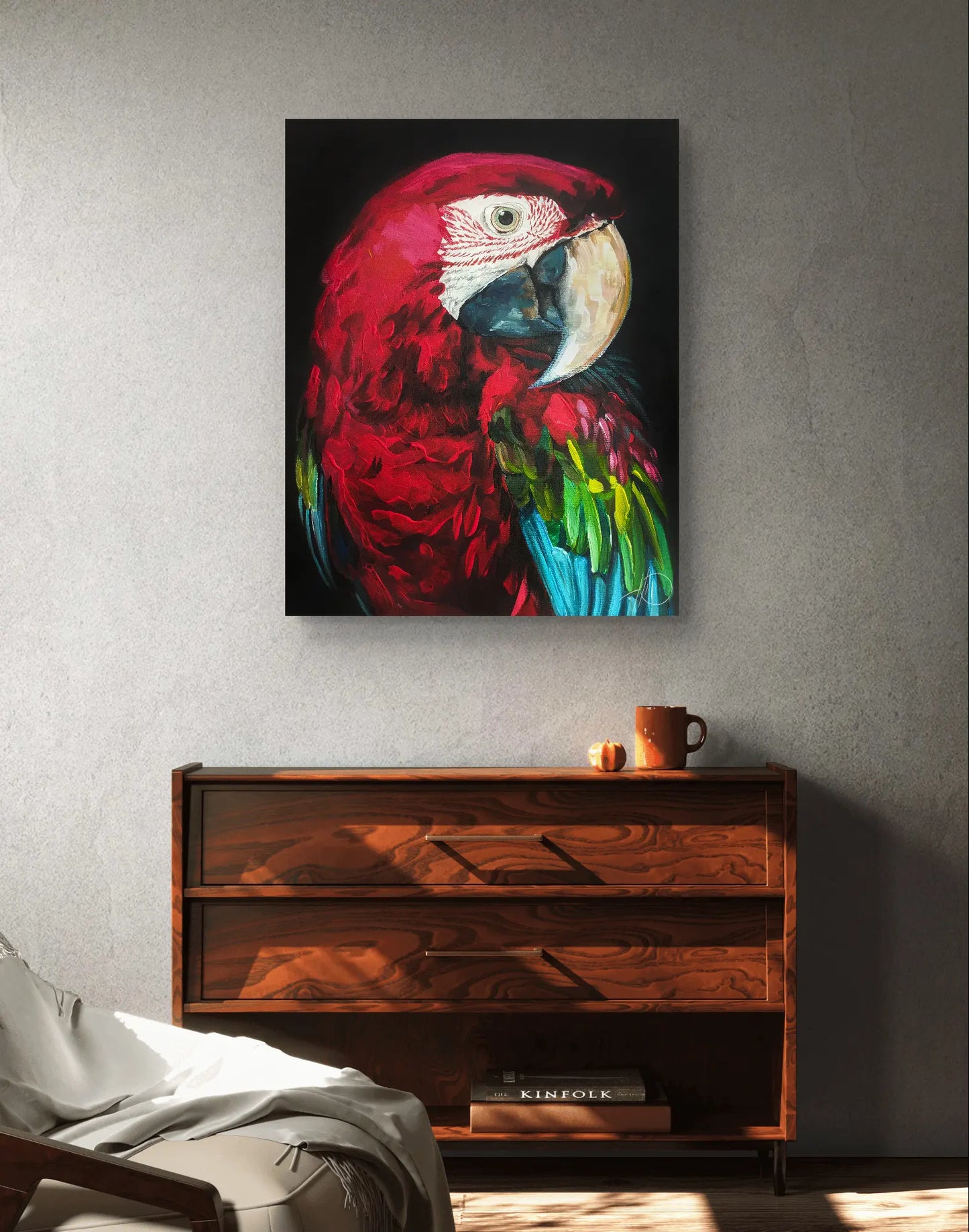 Acrylgemälde Roter Ara an grauer Betonwand über dunkelbrauner Vintage-Kommode