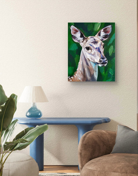 Rehkitz-Wandbild über einem blauen, modernen Konsolentisch mit großer weißer Tischlampe.