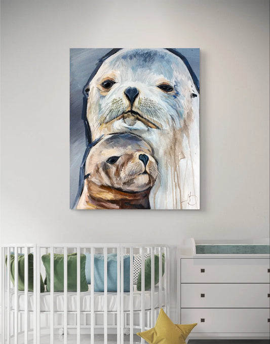 Acrylgemälde Seehund-Mutter-Kind im Kinderzimmer über einem weißen Babybett und einer Kommode.