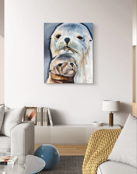 Seehund-Mutter-Kind-Gemälde über niedrigem Sideboard in einem minimalistischen Wohnzimmer mit weißen Sofas.