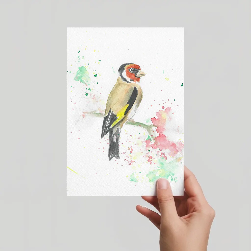 Aquarell Postkarte Stieglitz/Distelfink auf Ast, handgemalt, expressive Malweise mit rosa und grünen Spritzern.