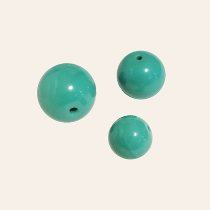 drei türkise glasperlen verschiedene größen