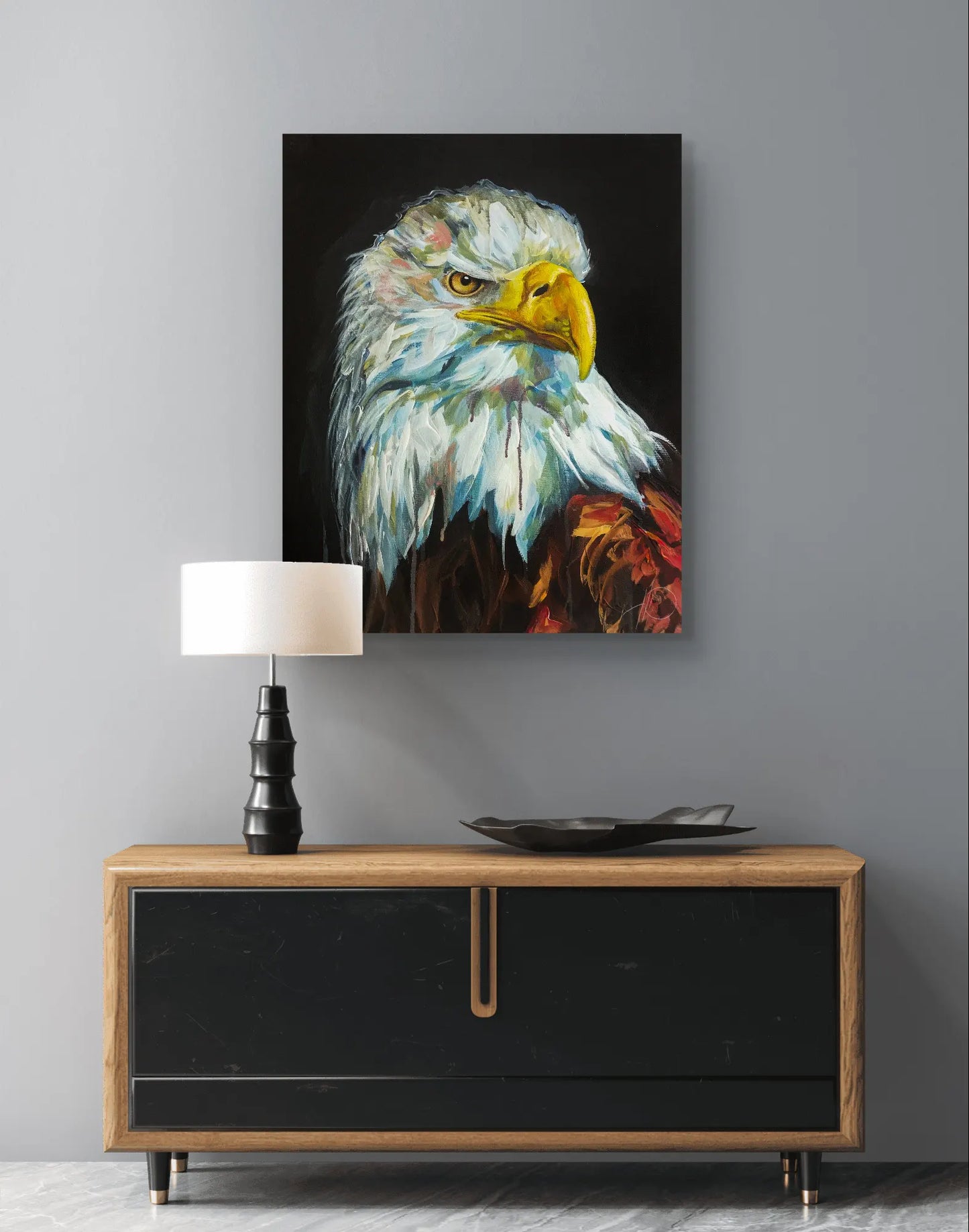 Acrylbild Weißkopfseeadler hängt über schwarzer Kommode mit Holzplatte im modern eingerichteten Raum.
