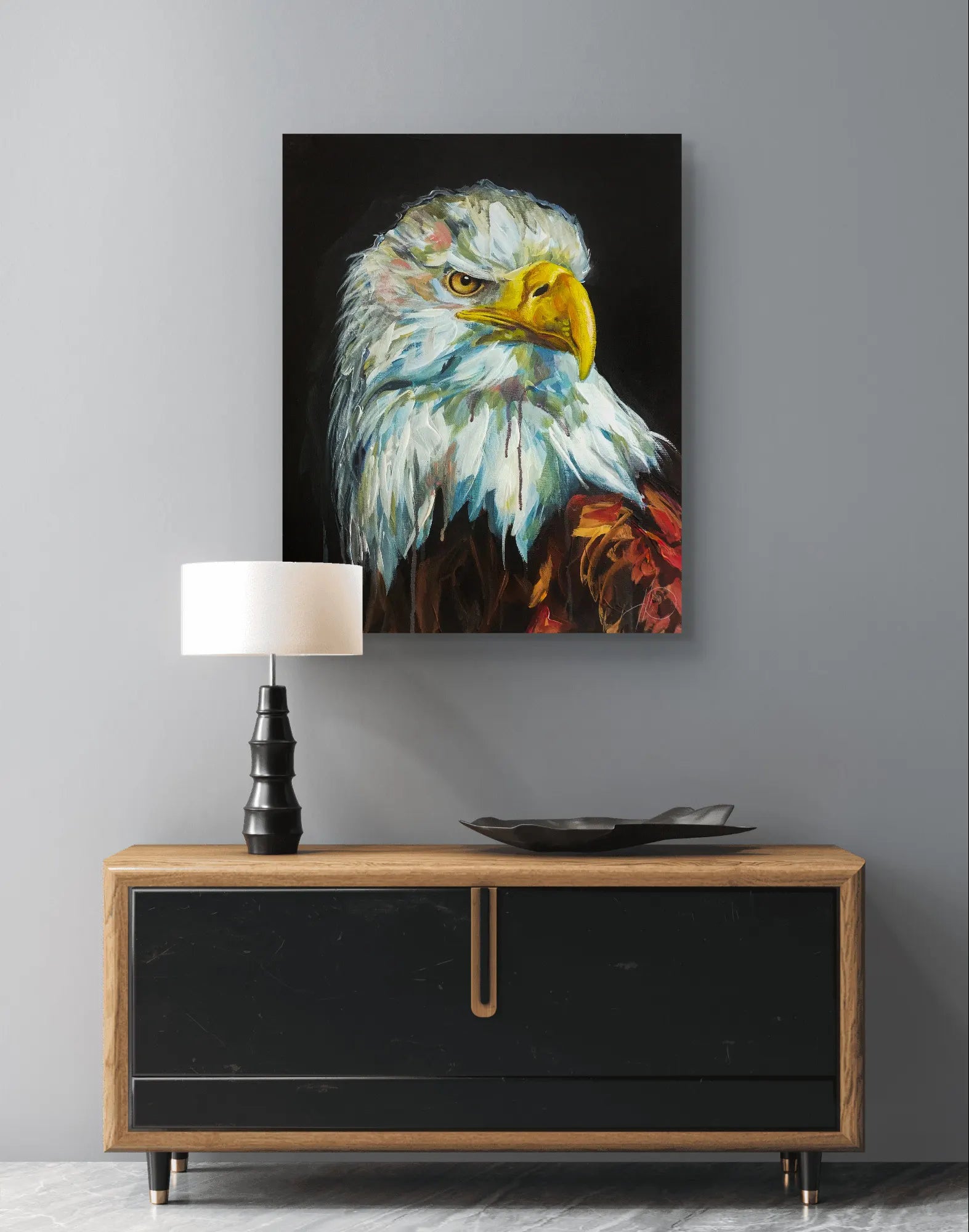Acrylbild Weißkopfseeadler hängt über schwarzer Kommode mit Holzplatte im modern eingerichteten Raum.