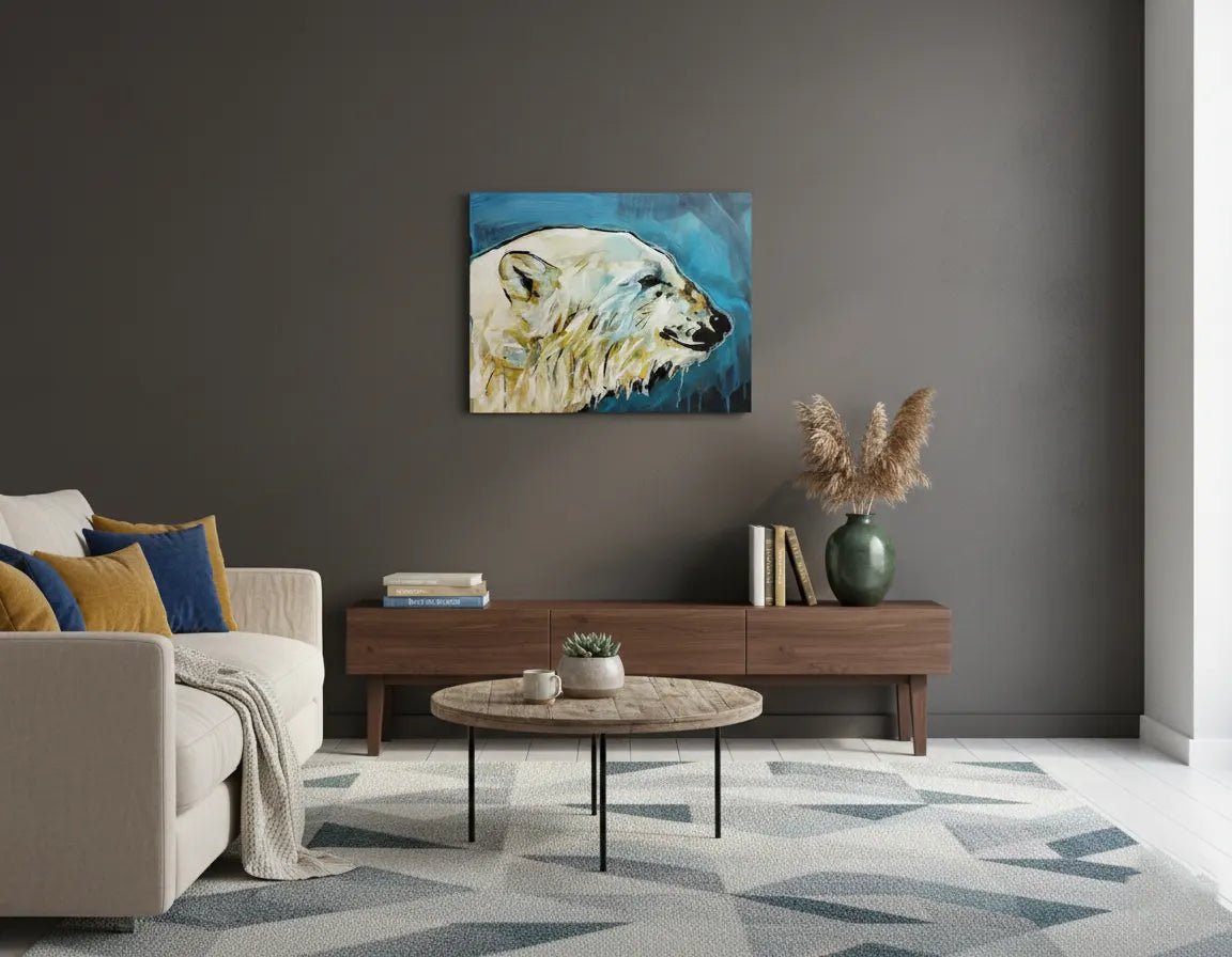 Acrylgemälde Eisbär über einem dunkelbraunen Lowboard vor einer dunkelgrauen Wand im Wohnzimmer.