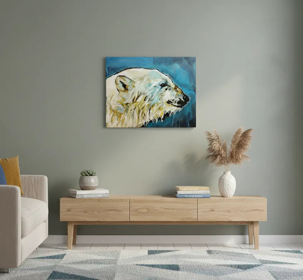 Acrylgemälde Eisbär über einem hellen Holz-Lowboard vor einer salbeigrünen Wand im minimalistischen Wohnzimmer.