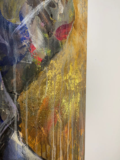 Detail: Pastose, goldene Lasuren und Farbtropfen, die über das leuchtend rote und dunkle Motiv laufen.