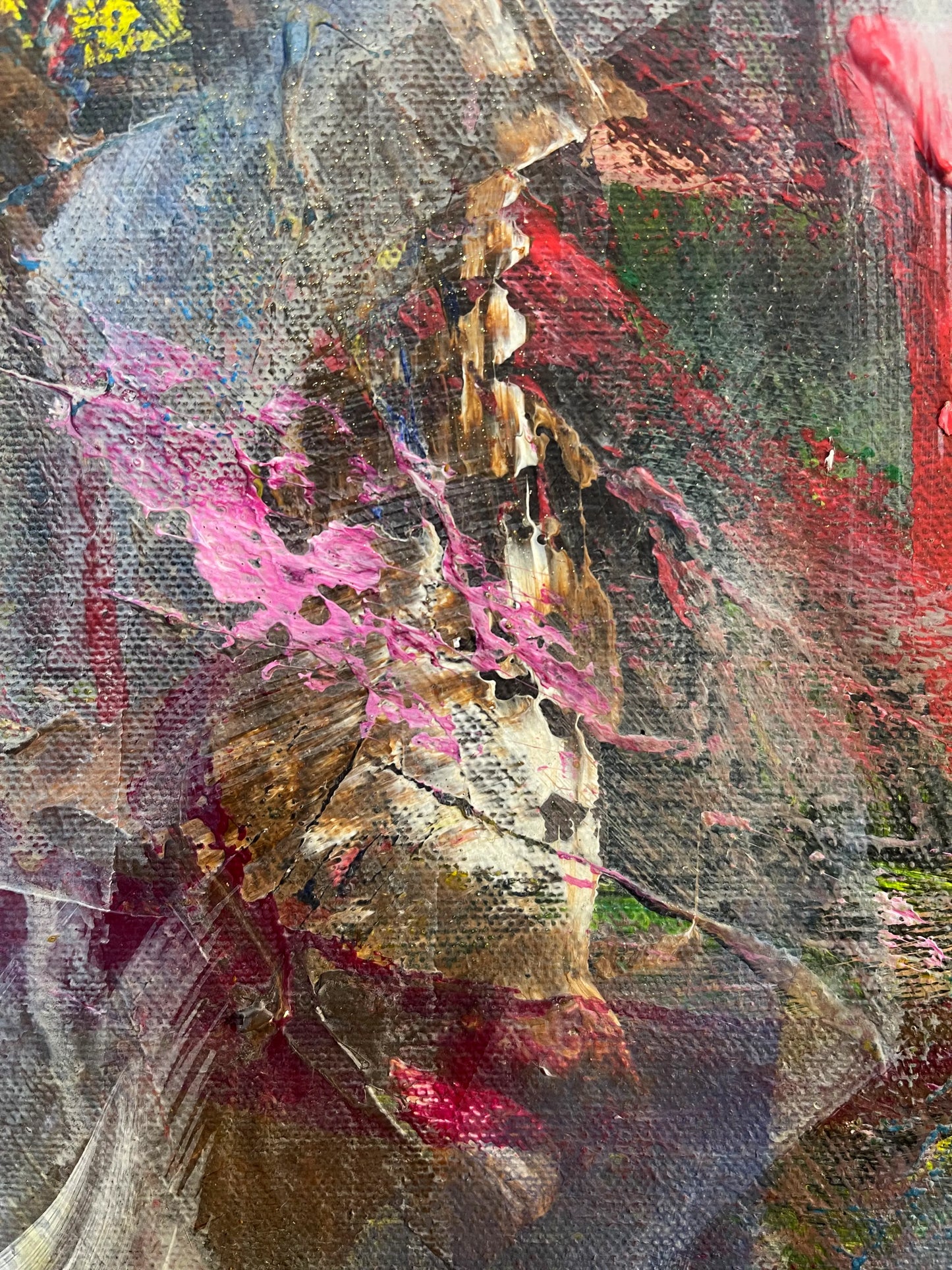 Detailansicht: Dicker Farbauftrag mit auffälligen, pastosen Akzenten in leuchtendem Pink und Braun.