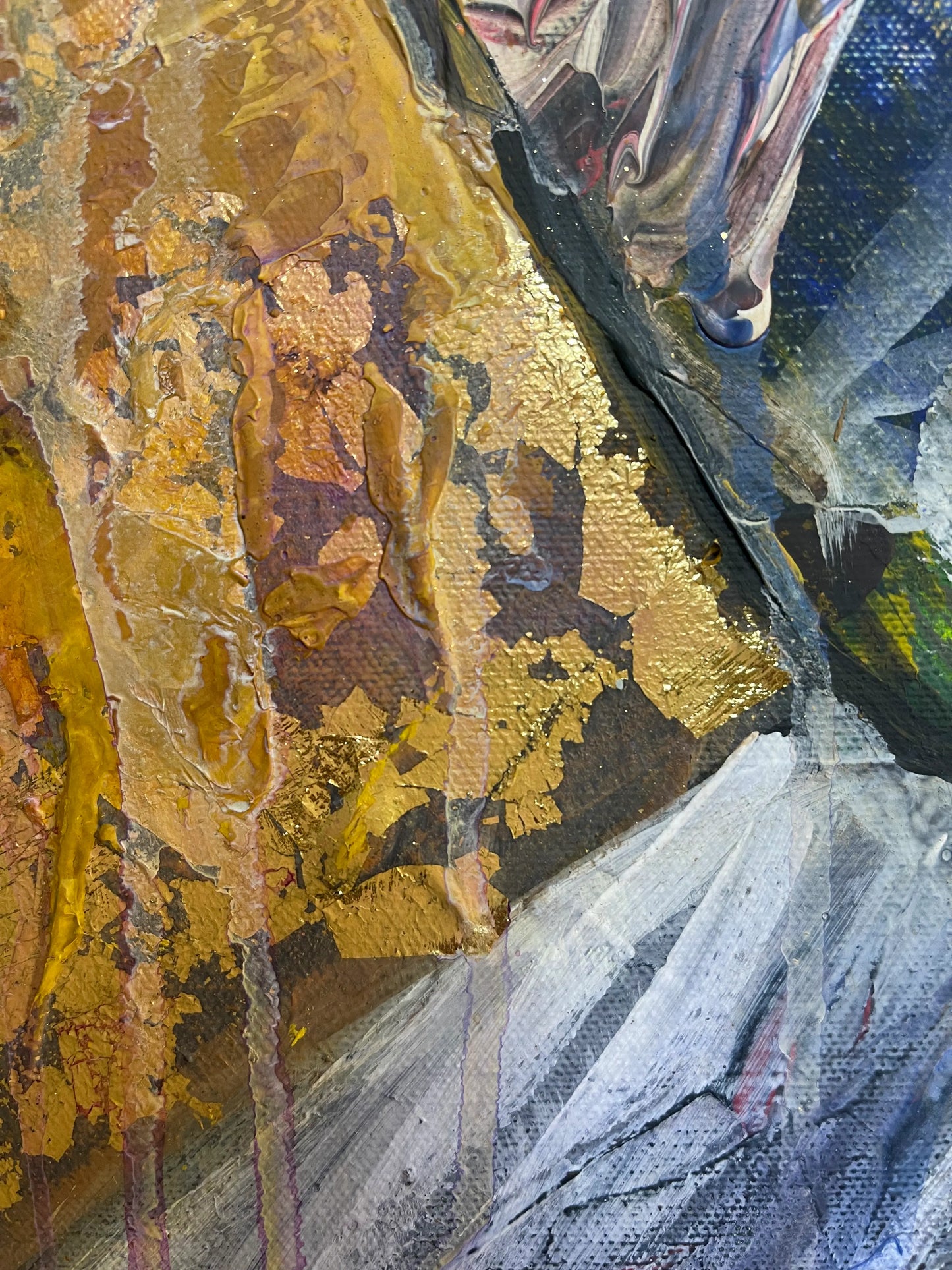 Detailansicht der Farbschichten: Sichtbares Blattgold neben Weiß und Blau; dicke, glänzende Harz-Akzente.