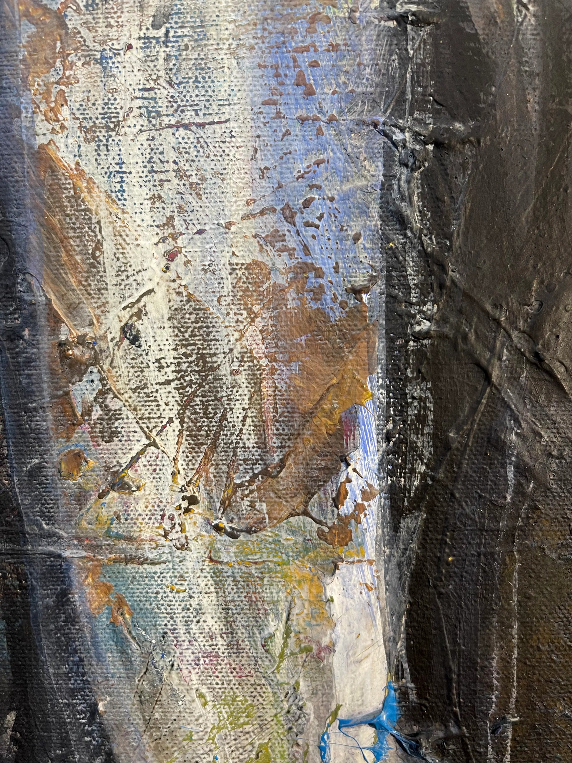 Detailaufnahme der Leinwand-Textur: Pastose Pinselstriche in Weiß, Braun und Blau mit feinen Rissen im Farbauftrag.