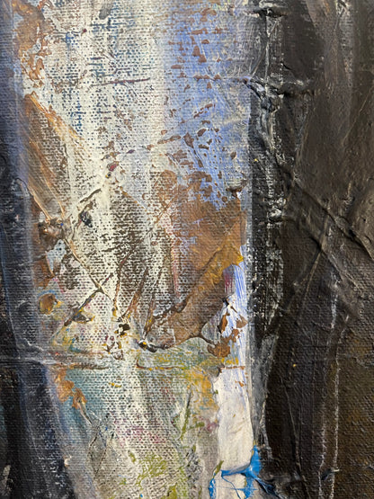 Detailaufnahme der Leinwand-Textur: Pastose Pinselstriche in Weiß, Braun und Blau mit feinen Rissen im Farbauftrag.