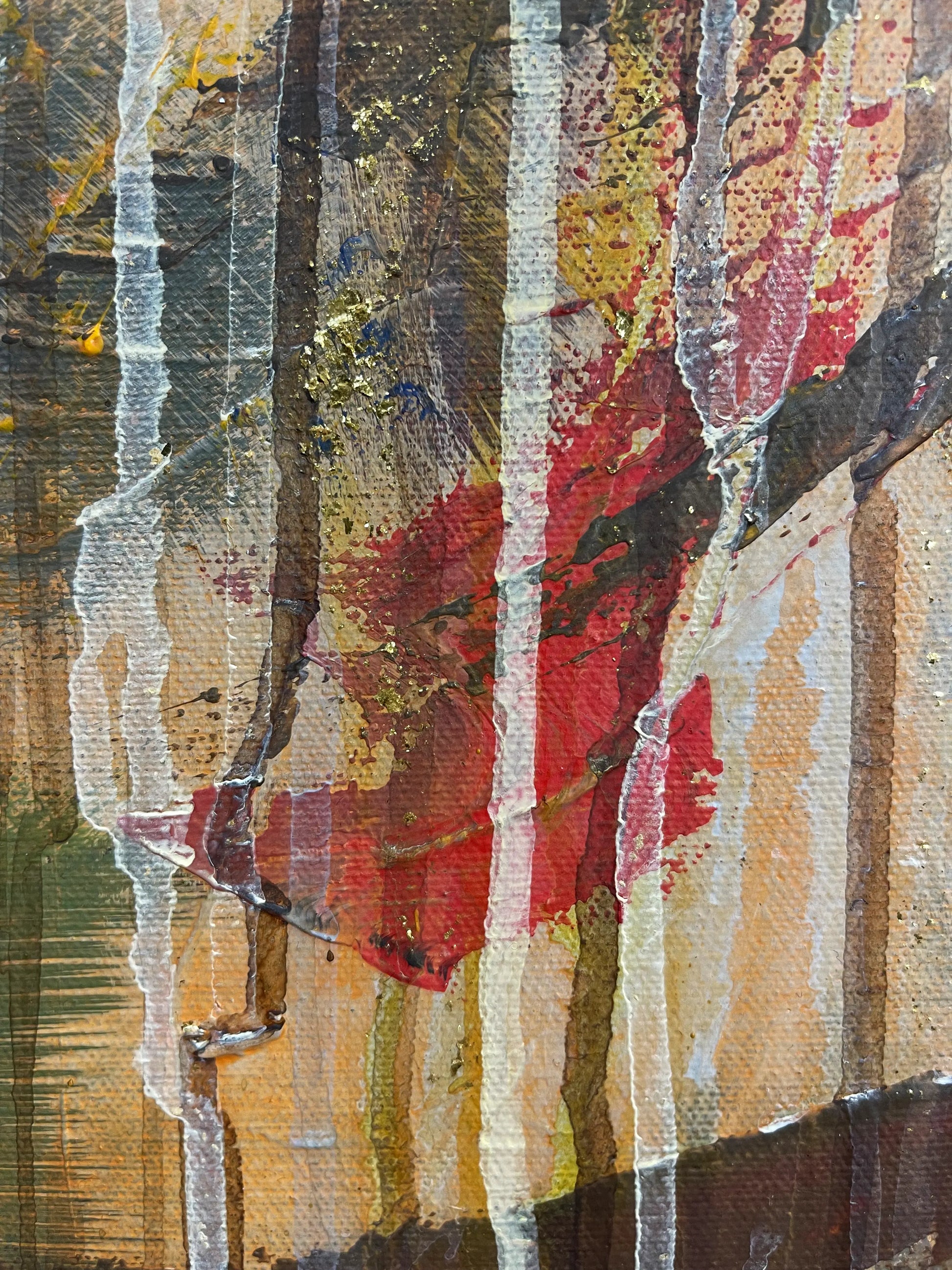 Detail: Vertikale, pastose Linien in Weiß und Braun; Textur zeigt rote Farbe und sichtbares Blattgold.