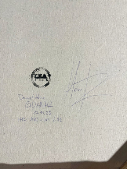 Detail: Rückseite der Leinwand mit handschriftlicher Signatur, Datum und Künstlerstempel (HA von h1z art).