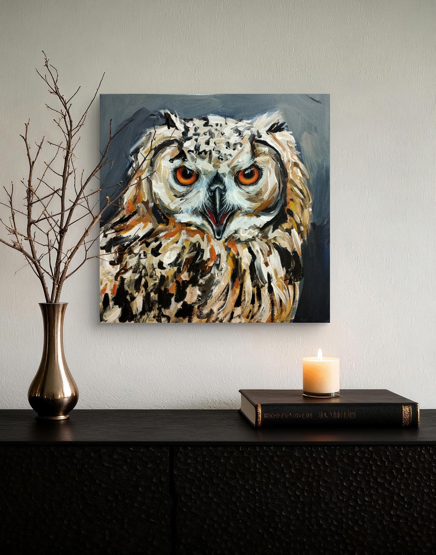 Eulen-Gemälde in Acryl über dunkler, strukturierter Kommode neben brennender Kerze.