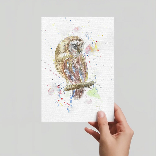 Aquarell Postkarte Waldohreule auf Ast, handgemalt, expressive Malweise mit bunten Farbspritzern.