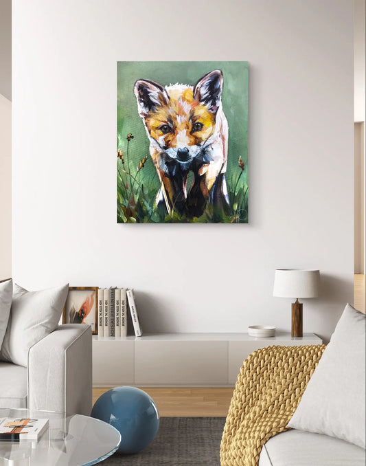 Acrylgemälde Fuchs in der Wiese hängt über hellem Sideboard im modernen Wohnzimmer mit weißem Sofa