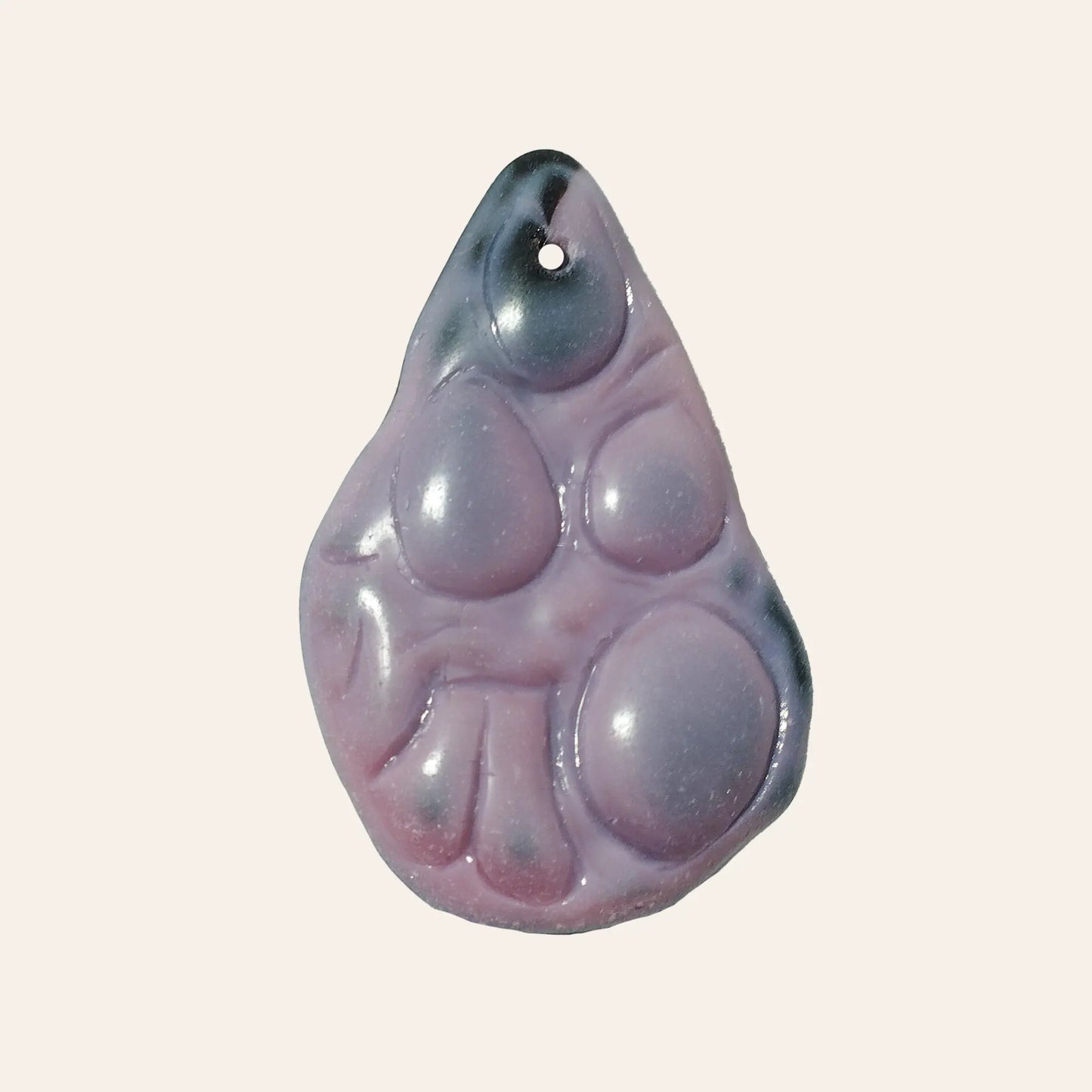 Schmuckelement aus Opalglas in Marzipanrosa, handgefertigter Glasrohling mit organischer Struktur.