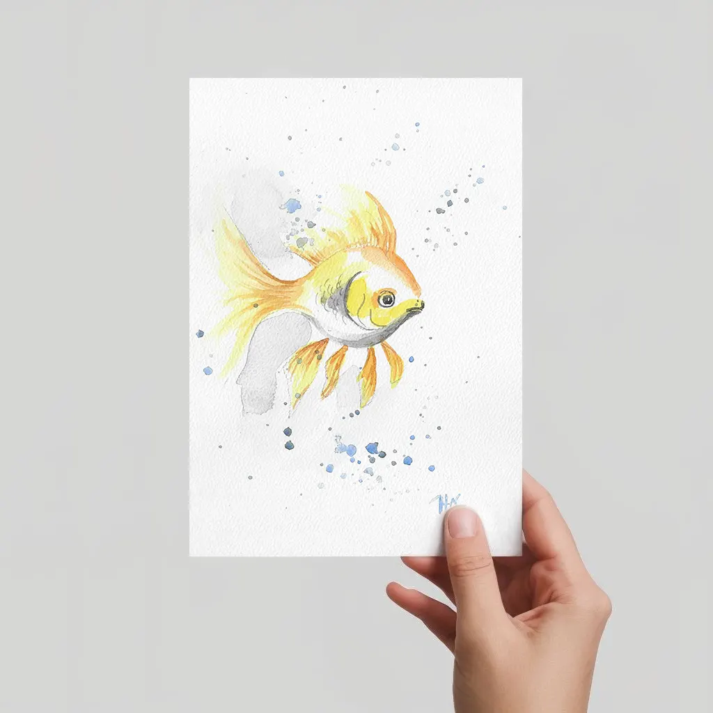 Aquarell Postkarte gelber Goldfisch mit großen, transparenten Flossen, handgemalt, expressive Malweise.