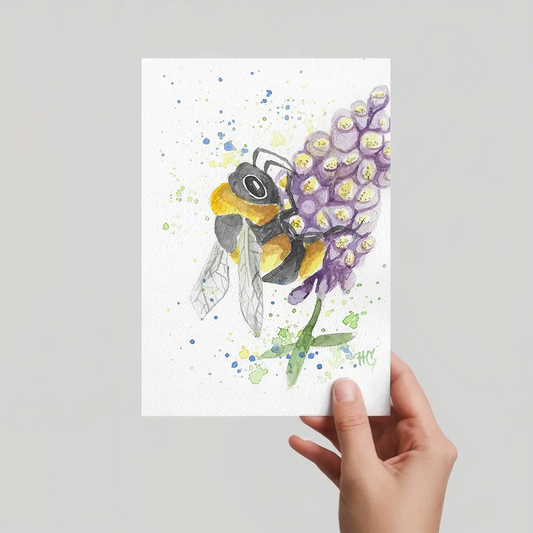 Aquarell Postkarte Hummel an violetter Blüte, handgemalt, expressive Malweise mit blauen und grünen Spritzern.