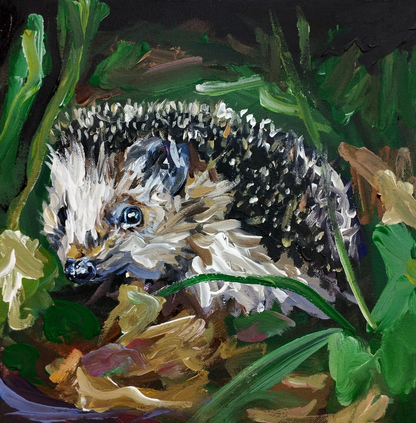 Detailaufnahme: Expressives Igel-Gemälde, Igel liegt in dunklem Laub, feine Pinselstriche der Stacheln.