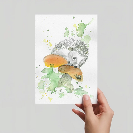 Aquarell Postkarte Igel auf Pilzen, handgemalt, expressive Malweise mit grünen Farbspritzern.