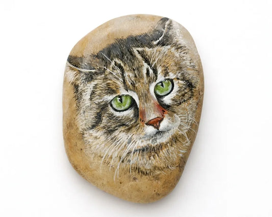 Handbemalter Kieselstein Katzenporträt 9×12 cm – Tabby mit grünen Augen, Acryl auf Naturstein, Heinz Atelier Leipzig
