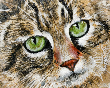 Detailaufnahme bemalter Stein Katze – grüne Augen, feine Acrylmalerei, handgemalt Kieselstein