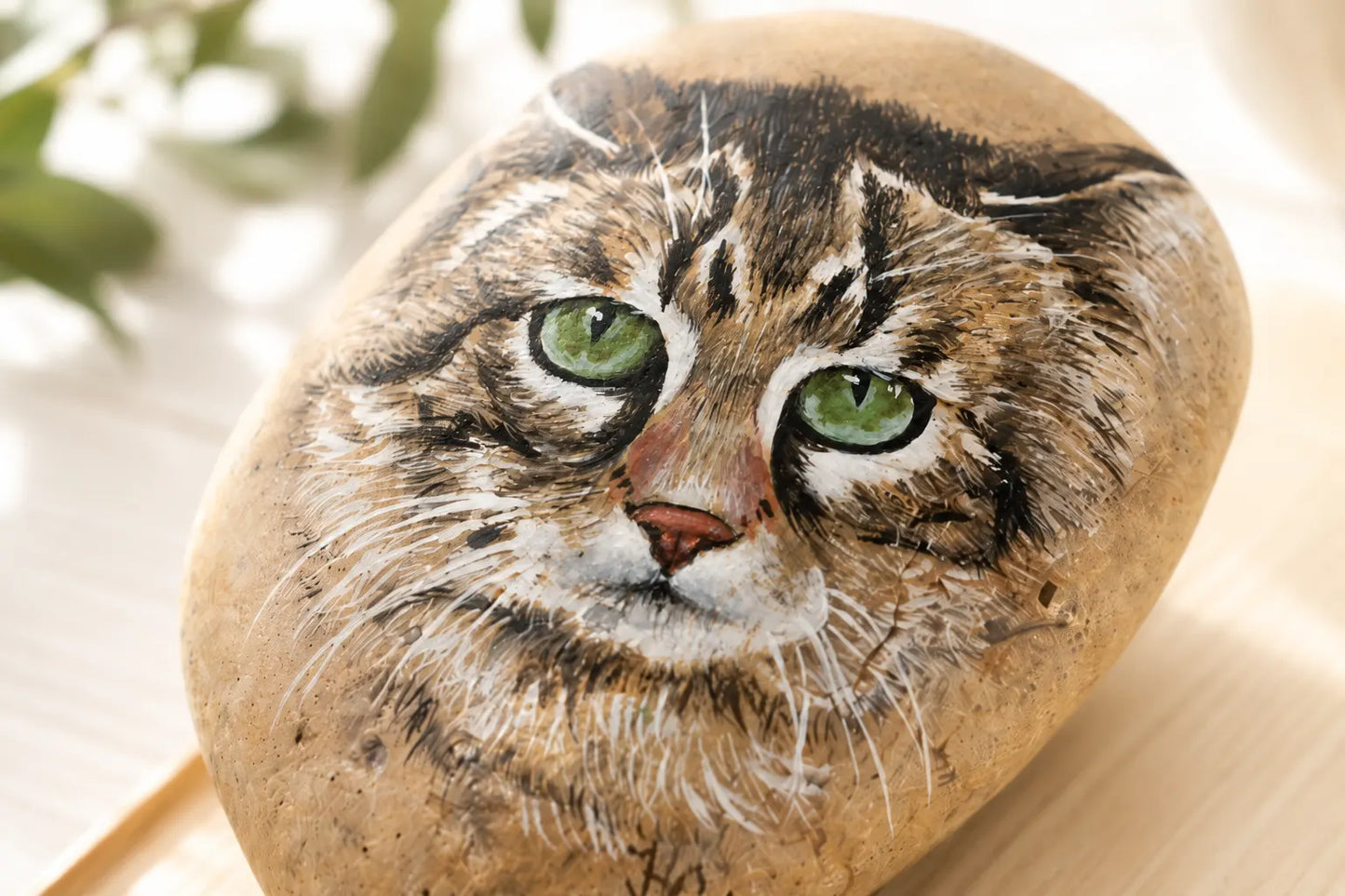 Bemalter Naturstein Katze Vorderansicht – Tabby Porträt Acryl, grüne Augen, 9×12 cm Unikat