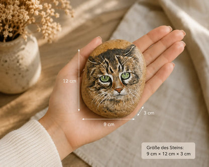 Bemalter Kieselstein Katze in der Hand – Größenvergleich 9×12 cm, Acryl Naturstein handbemalt