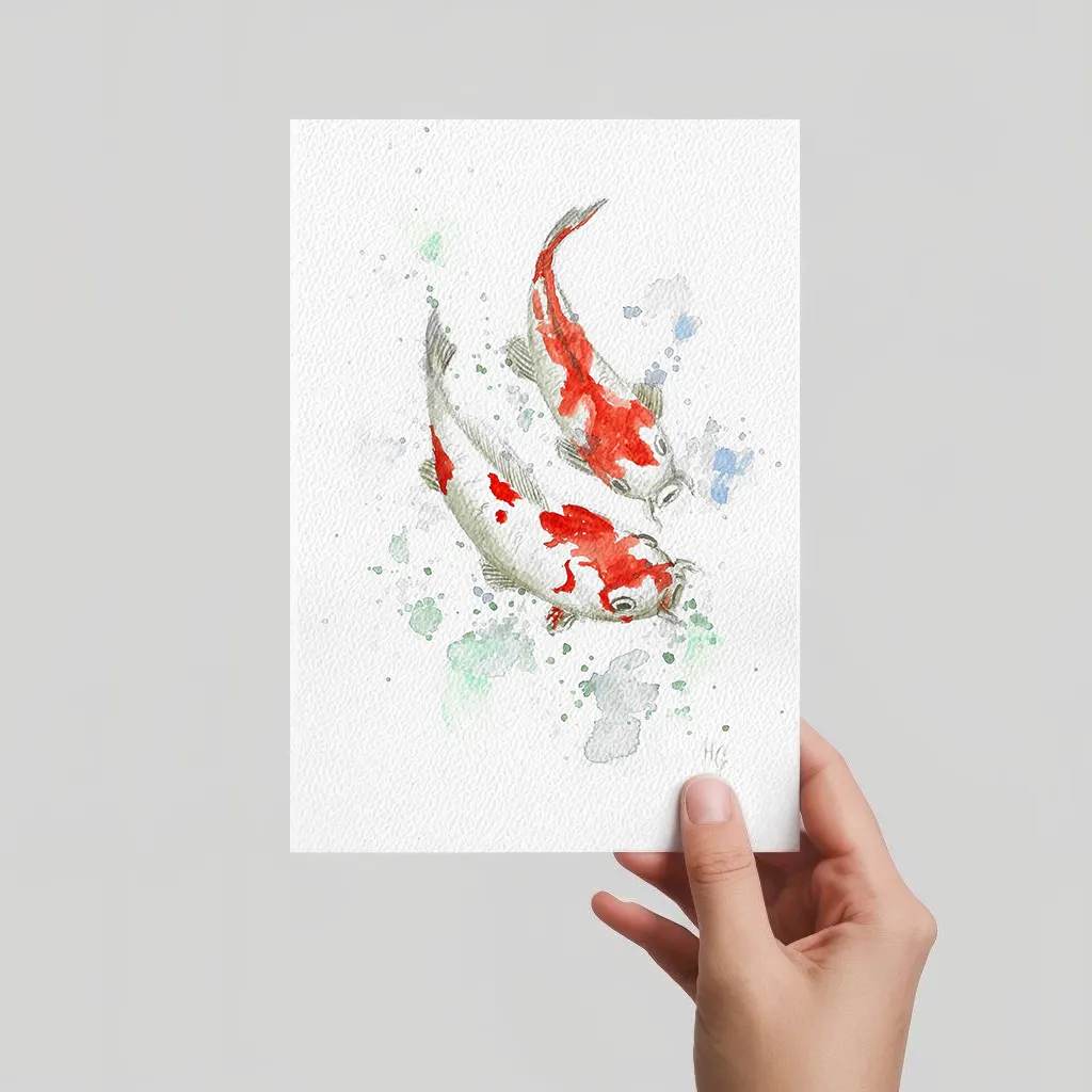 Aquarell Postkarte zwei rote Koi-Karpfen, handgemalt, expressive Malweise mit grünen und blauen Spritzern.