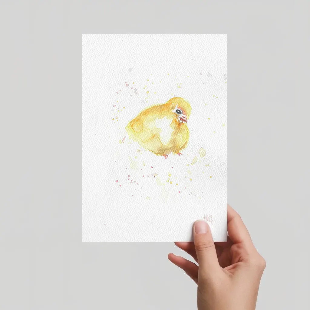 Aquarell Postkarte gelbes Küken, handgemalt, expressive Malweise mit zarten Farbspritzern.