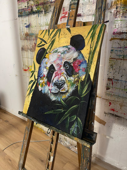 Modernes Tiergemälde eines Pandas auf Goldgrund, expressive Acrylkunst mit lebendigen Farben und Bambusmotiv.