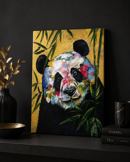 Buntes Panda Gemälde auf Goldhintergrund mit Bambus, moderne Acrylmalerei auf Leinwand.