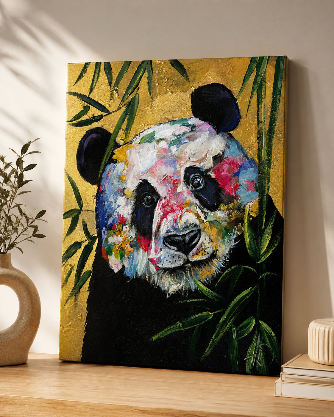 Handgemaltes Panda-Kunstwerk mit bunten Farbakzenten, schwarzem Fell und exotischem Bambus.