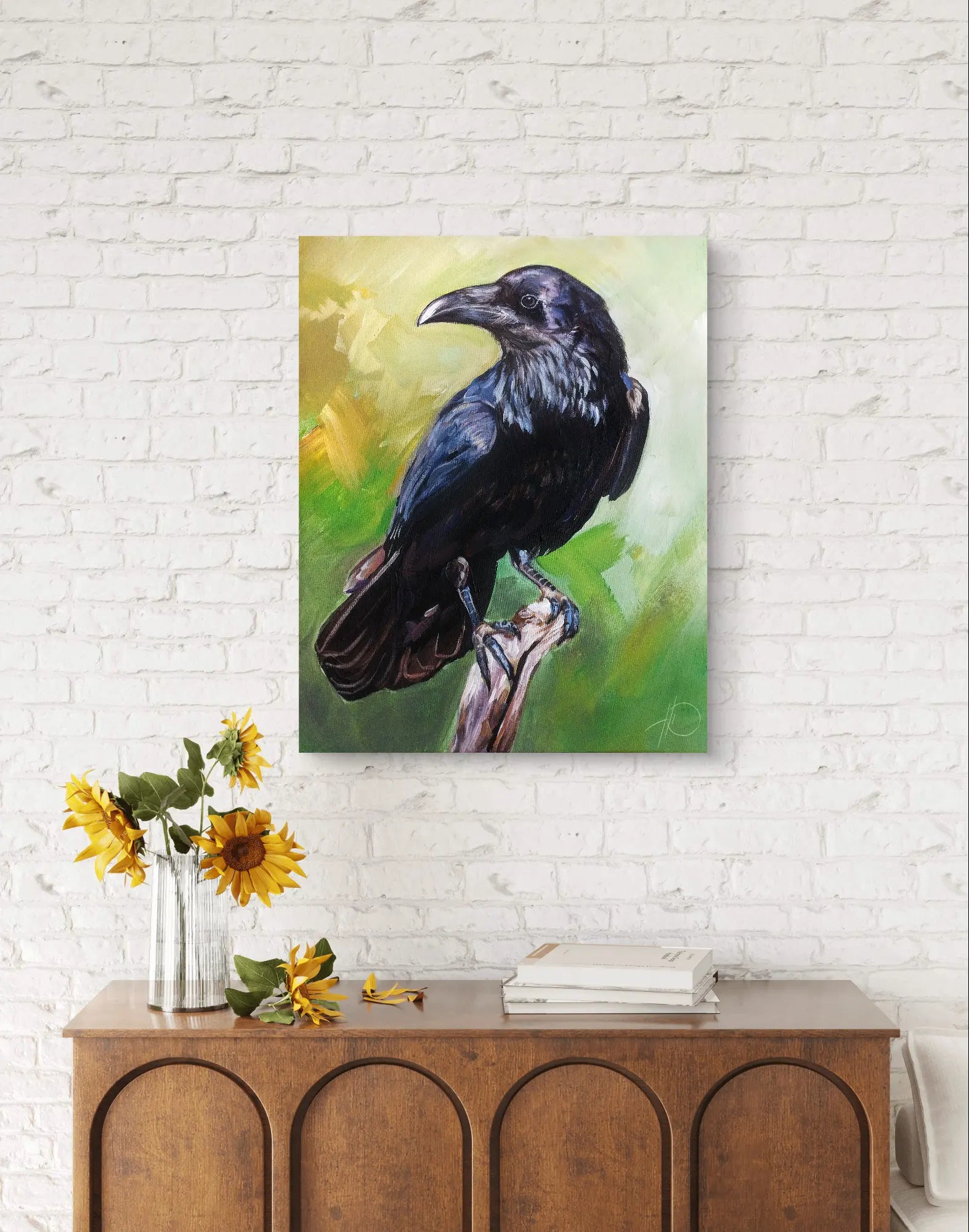 Acrylgemälde Rabe auf Ast über Holztruhe vor weißer Backsteinwand im Landhausstil.