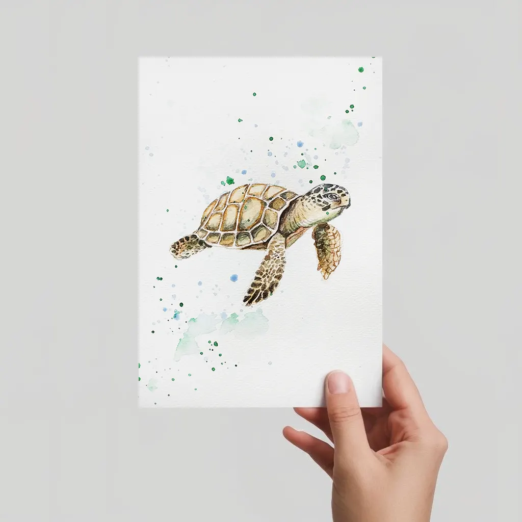 Aquarell Postkarte detaillierte Meeresschildkröte, handgemalt, expressive Malweise mit grünen und blauen Spritzern.