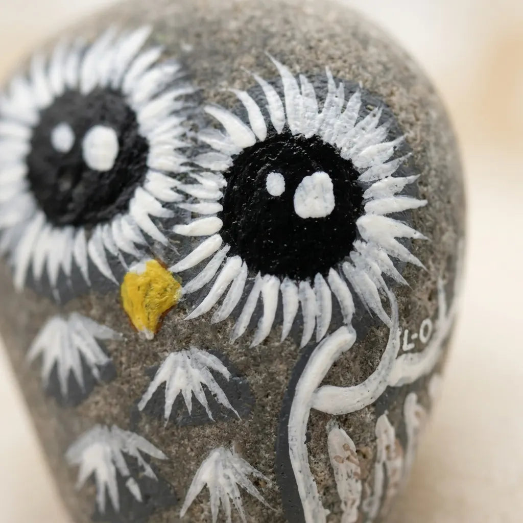 Detailaufnahme bemalter Stein Eule – schwarze Augen mit weißem Strahlenkranz, gelber Schnabel, Acrylmalerei