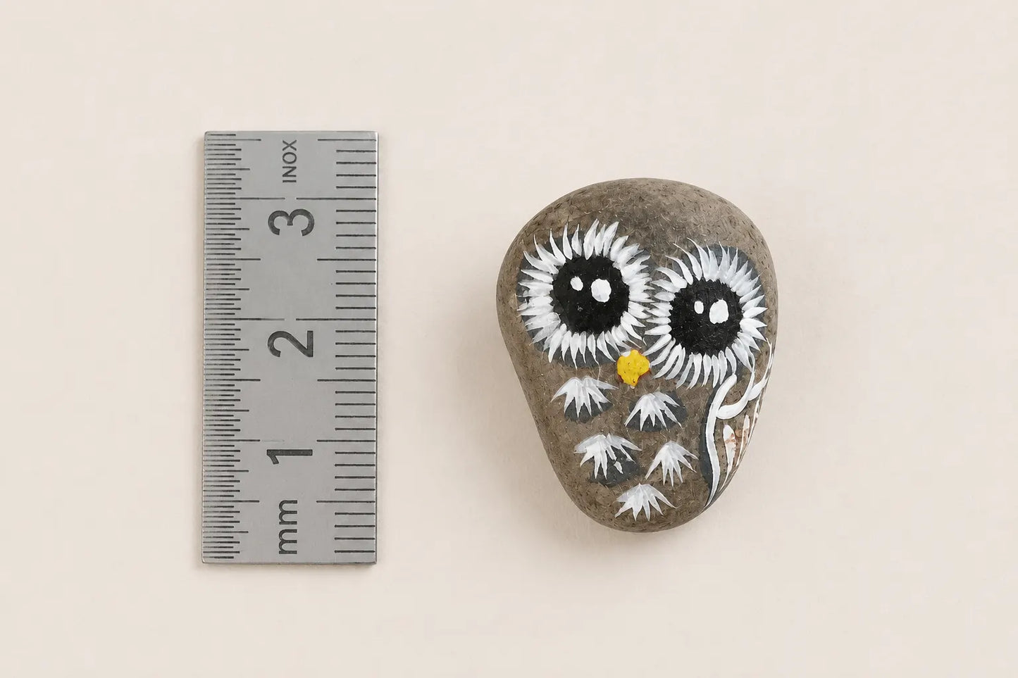 Bemalter Stein Eule mit Lineal – ca. 3 cm Durchmesser, handbemalter Kiesel Größenvergleich