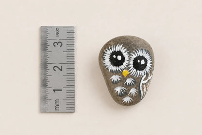 Bemalter Stein Eule mit Lineal – ca. 3 cm Durchmesser, handbemalter Kiesel Größenvergleich
