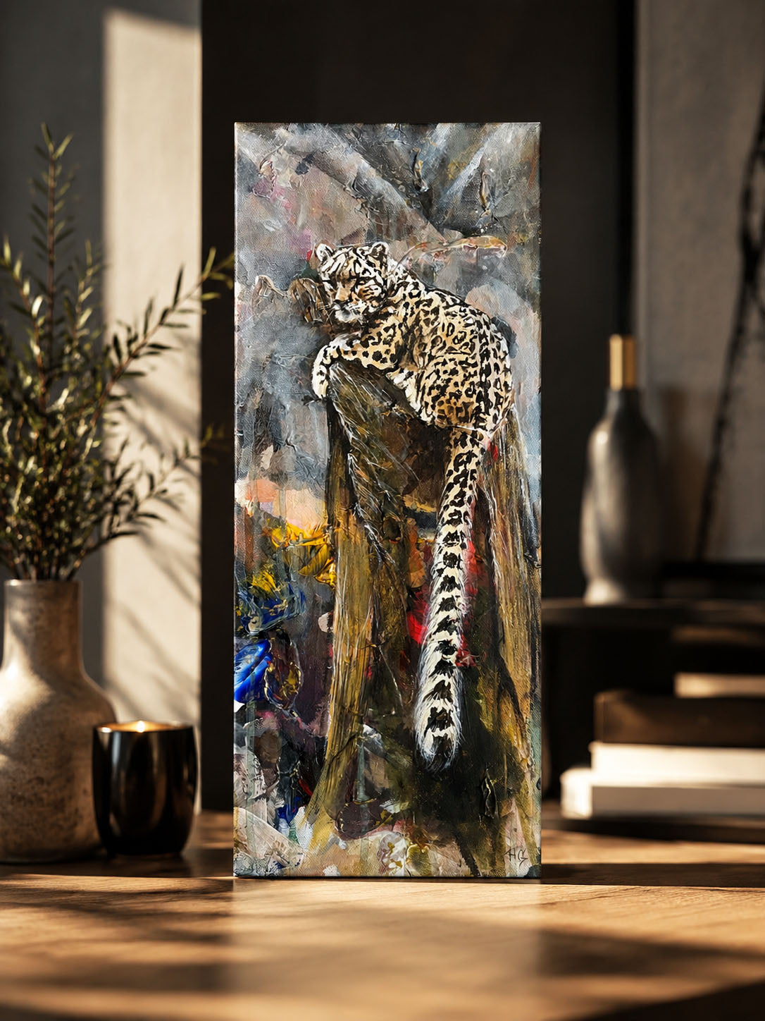 Handgemaltes Acrylgemälde mit Leopard auf einem Baumstamm, abstrakter
Hintergrund als moderne Wandkunst im stilvollen Wohnraum.