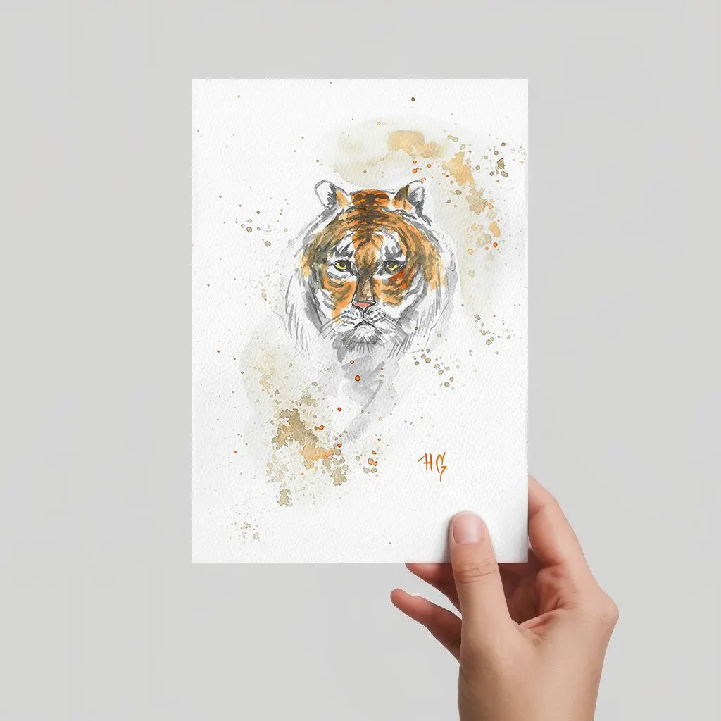 Aquarell Postkarte Tiger Porträt, handgemalt, expressive Malweise mit orange-braunen Farbspritzern.
